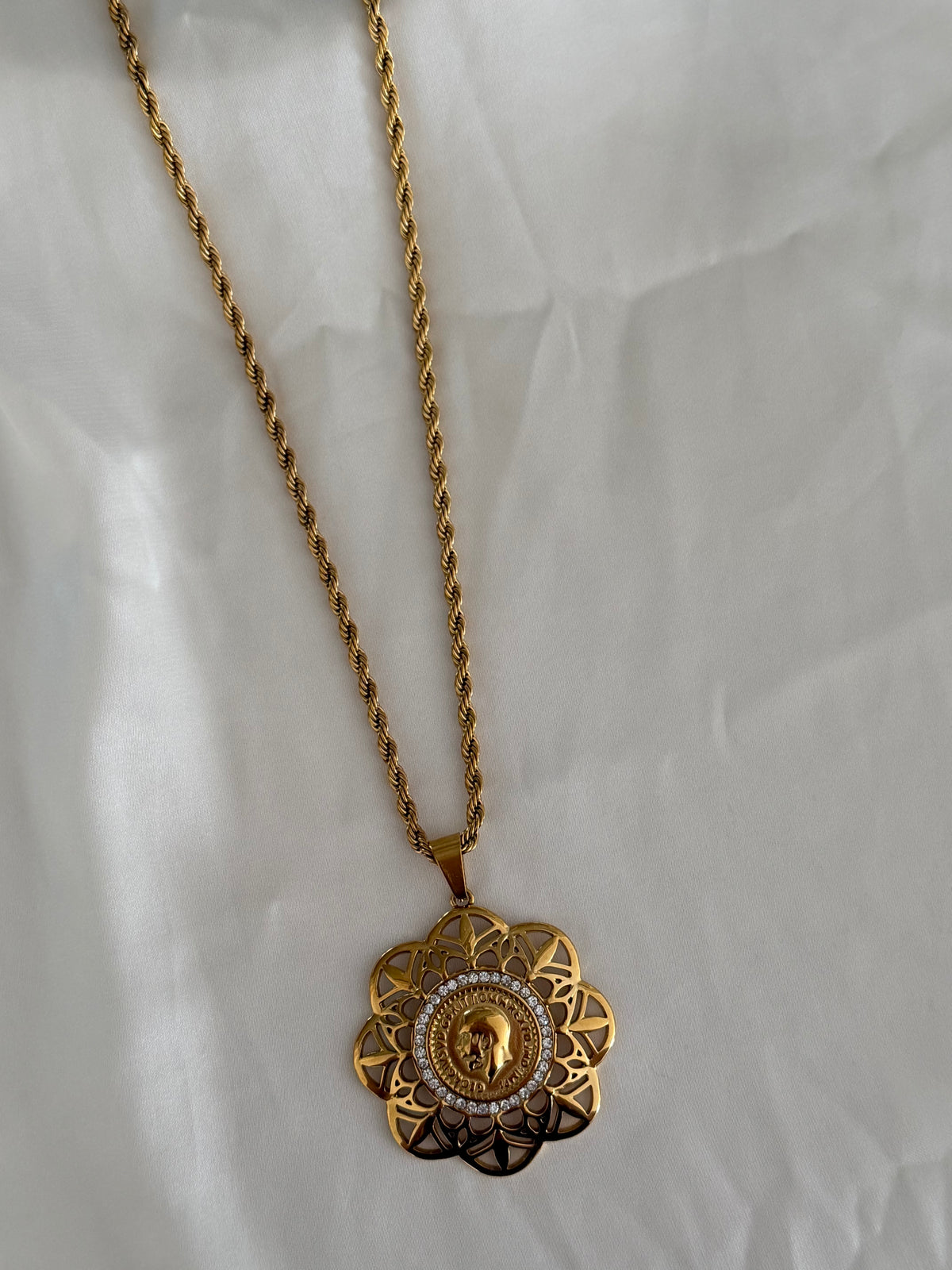 Aurelia Medallion